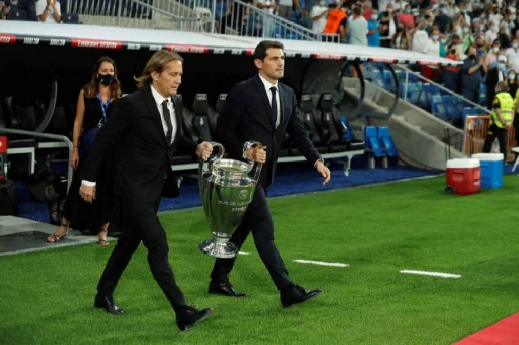 Los exjugadores Míchel Salgado e Iker Casillas, durante el homenaje a el expresidente del Real Madrid, Lorenzo Sanz (fallecido a causa del Covid-19), antes del partido.