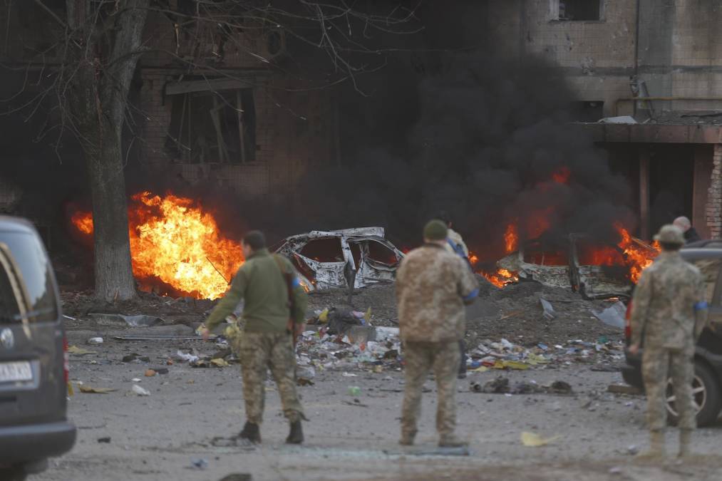 Las fuerzas rusas también volvieron a disparar misiles hipersónicos Kinzhal, por segunda vez desde el inicio de la campaña militar en Ucrania, para destruir “un gran almacén de combustible y lubricantes” en la localidad de Konstantinovka, en el sur del país.