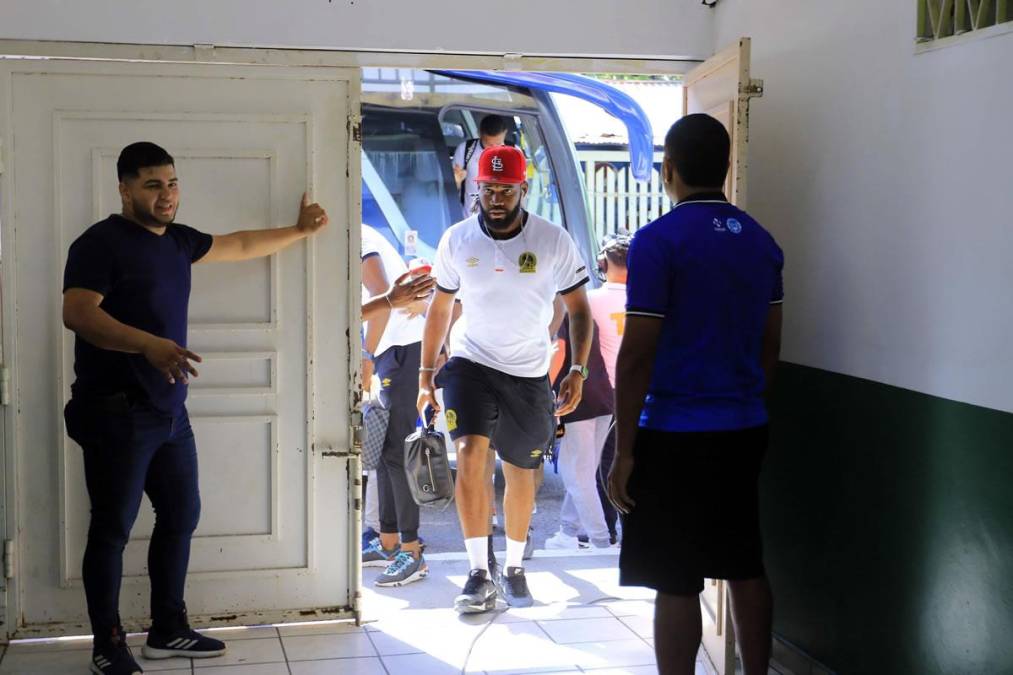 El delantero hondureño Jorge Benguché entrando al estadio Ceibeño previo al partido contra el Victoria.