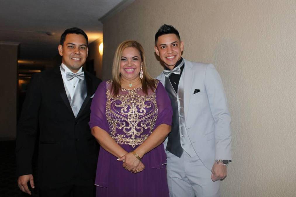 Aquí con su madre Janeth y su hermano Danilo Dubón.