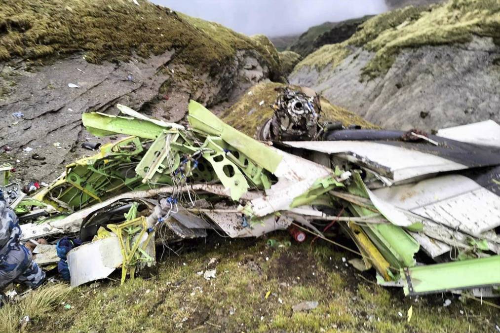 Helicópteros operados por el ejército y empresas privadas desafiaron el mal tiempo el domingo para rastrear esta remota zona montañosa, ayudados por equipos a pie, pero tuvieron que suspender la búsqueda al anochecer. 