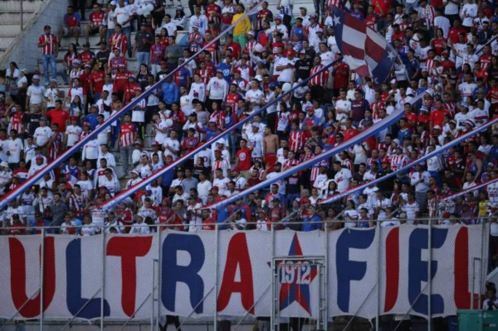 La Ultra Fiel no se perdió la goleada que le propinó Olimpia al Marathón.