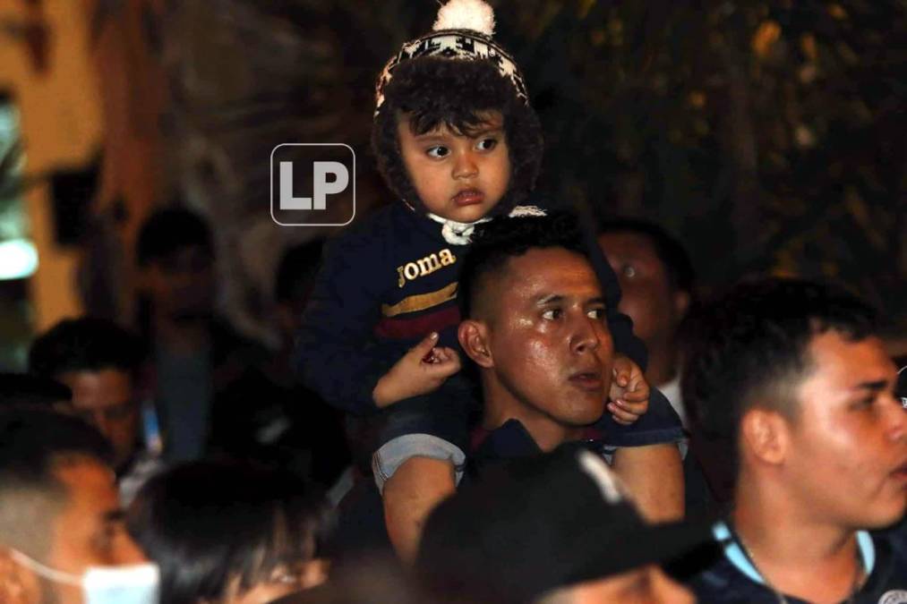 Algunos aficionados del Motagua llegaron con sus hijos para apoyar al equipo.