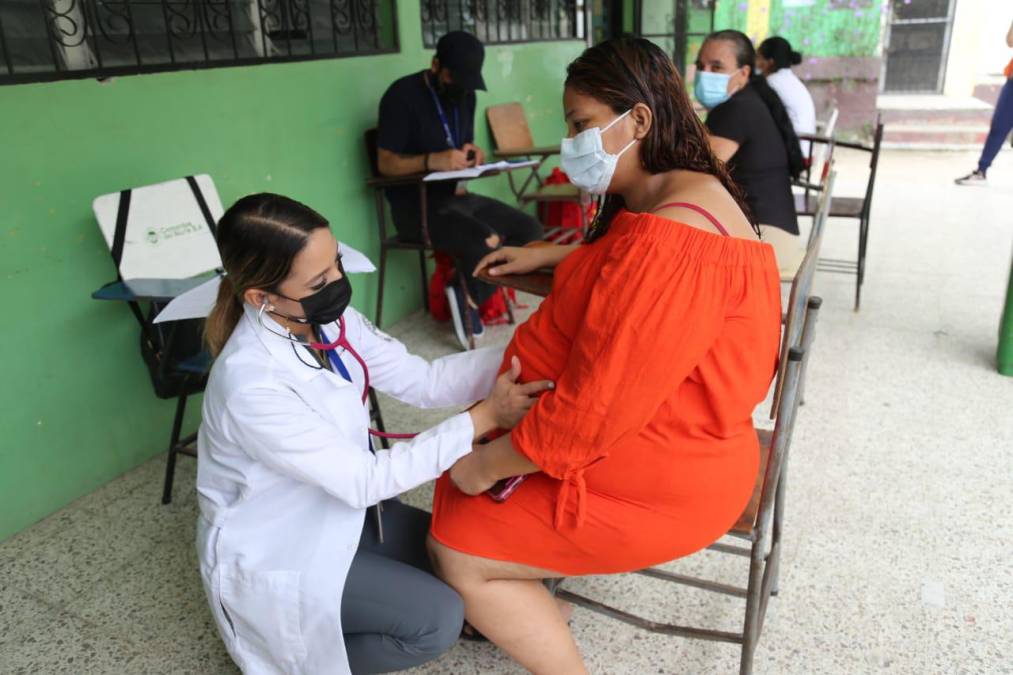 Brigada médica atiende a personas de ocho comunidades albergadas en escuela de Choloma (Fotos)