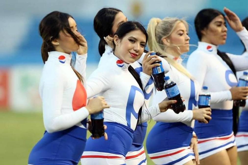 Las chicas edecanes que animaron la previa del partido en el estadio Nacional Chelato Uclés.