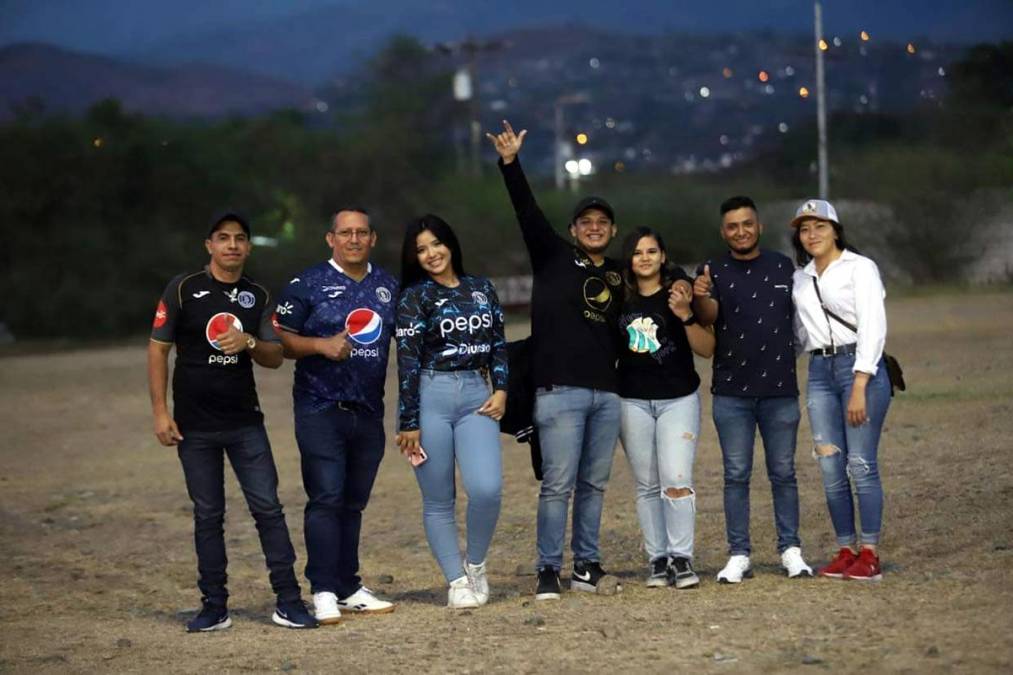 La afición del Motagua dijo presente y llegó en buen número al estadio de Comayagua.