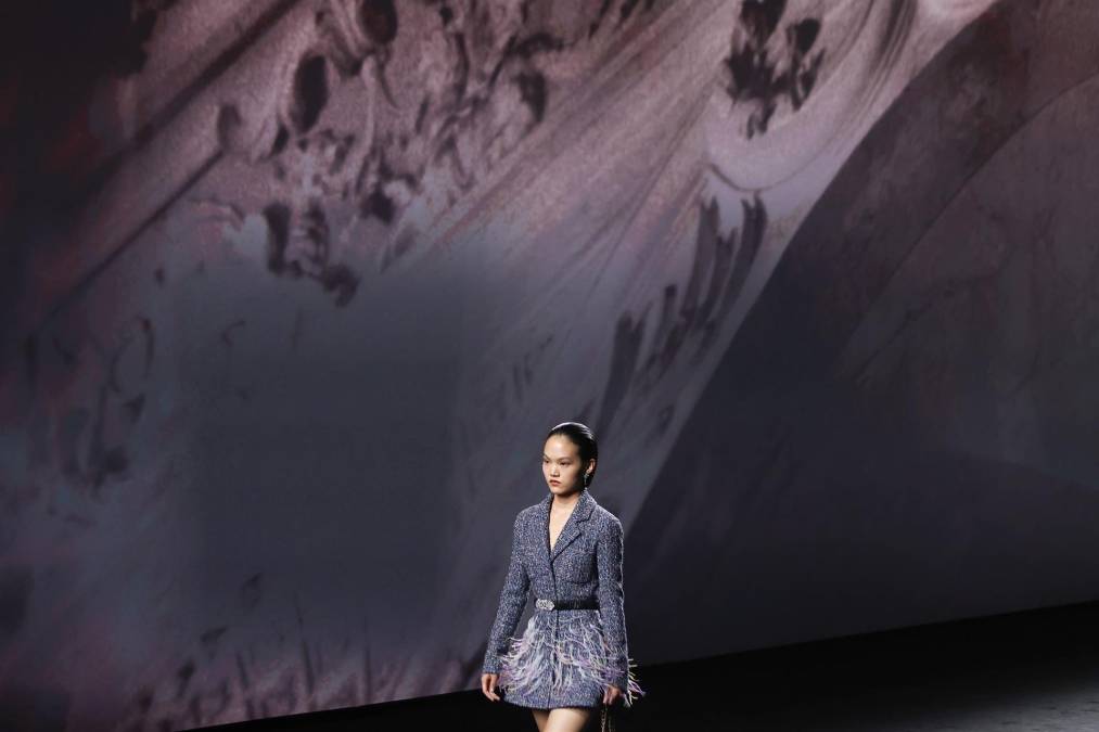 Al desfile, que tuvo lugar en el Grand Palais efímero situado frente a la Torre Eiffel, no faltaron algunas de las fieles seguidoras de la firma, como las actrices Diane Kruger y Anna Mouglalis, o la cantante surcoreana Jennie, entre otras. EFE