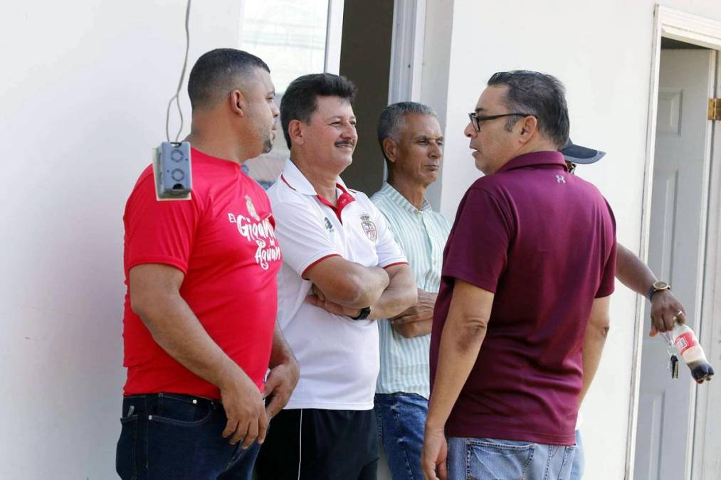 Directivos de la Real Sociedad charlaron con el entrenador Mauro Reyes antes del partido.