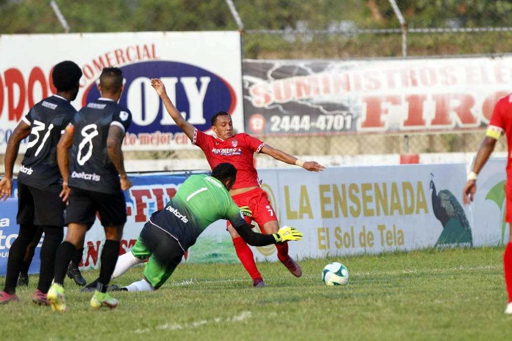 Diego Reyes tratando de vencer a Rafa Zúniga en un lance del partido.