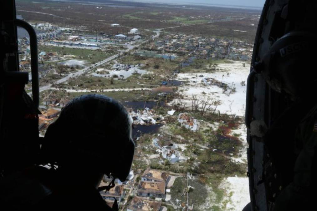 Imágenes aéreas mostraron daños catastróficos en Gran Ábaco, con centenares de viviendas sin techo, autos sumergidos o volcados, enormes inundaciones, botes reducidos a astillas y escombros por todos lados.