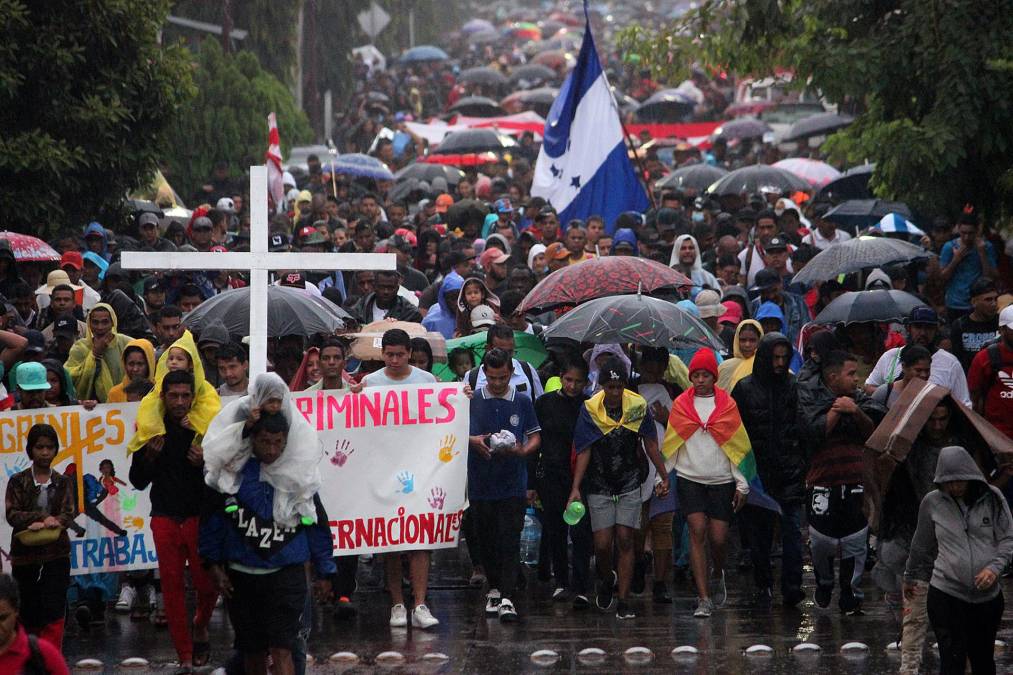 “Los migrantes no somos criminales, somos trabajadores internacionales”, decía una pancarta que resaltaba entre la caravana de emigrantes indocumentados.
