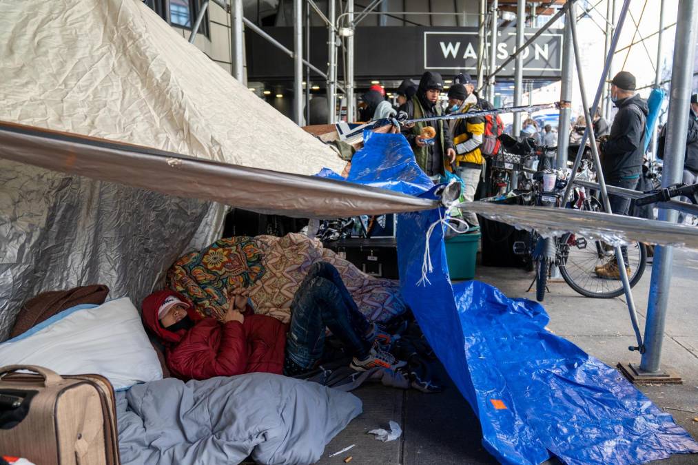 Inmigrantes protestan en Nueva York tras ser desalojados de un hotel y quedar en la calle