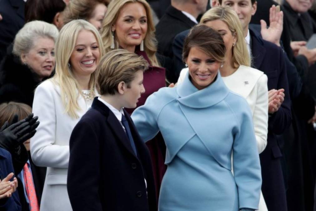 Melania y Barron Trump acompañaron al magnate en su juramentación. Sin embargo, no se mudarán a la Casa Blanca hasta dentro de unos meses, cuando el menor finalice su año escolar.