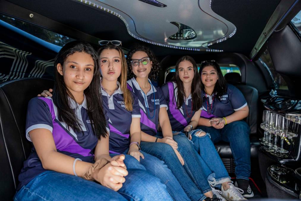 Annette Carías, Danna Díaz, Laura Rodríguez, Ainara Cárcamo y Linda Rodríguez posan en la limusina.