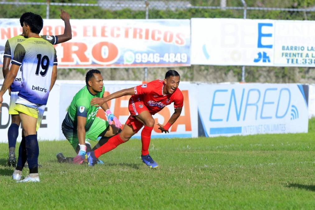 La alegría de Diego Reyes tras marcar uno de los goles del triunfo de la Real Sociedad contra el Honduras Progreso.