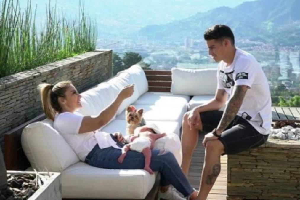 Sin embargo la pareja no ha querido despejar la curiosidad de sus fans en torno a este asunto. Mientras tanto James y su familia han seguido compartiendo con total naturalidad imágenes del recién nacido.