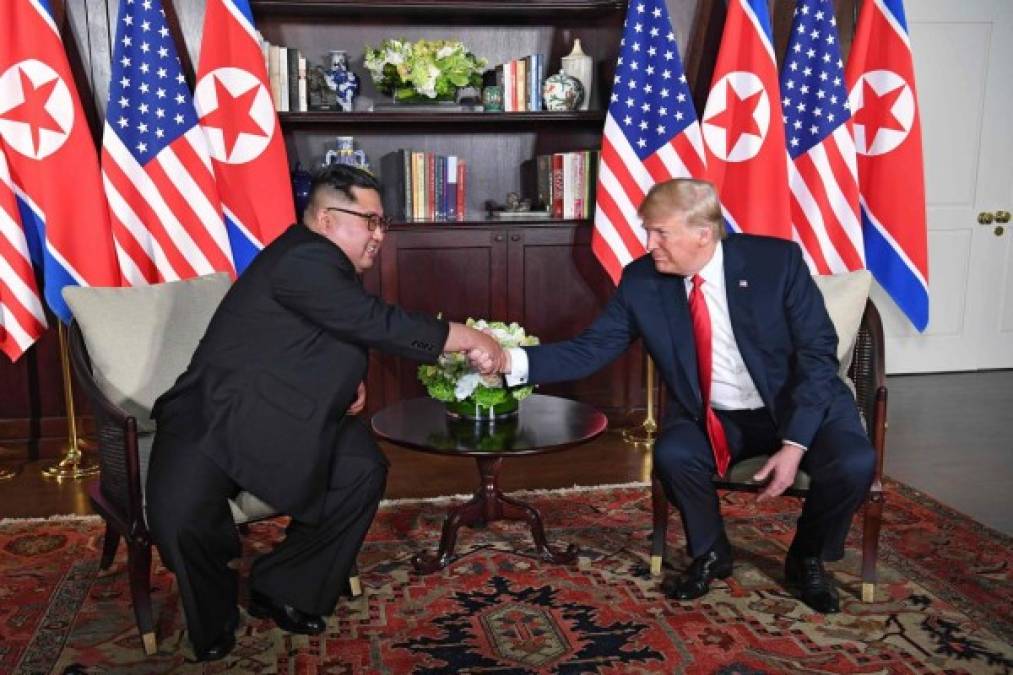 Esta imagen simbólica y hasta hace poco inimaginable, tras décadas de tensiones provocadas por las ambiciones nucleares de Pyongyang, marcó el inicio de una cumbre de gran importancia para Asia y el mundo.