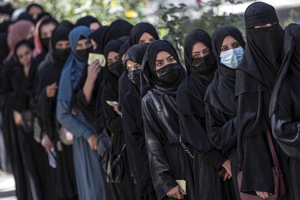 Desde su llegada al poder en agosto de 2021, los talibanes han multiplicado las restricciones para las mujeres. 