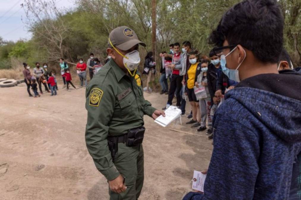 En febrero, más de 100.000 migrantes indocumentados fueron detenidos en la frontera sur estadounidense, incluidos casi 9.500 menores no acompañados, y estas llegadas se aceleraron aún más en marzo.