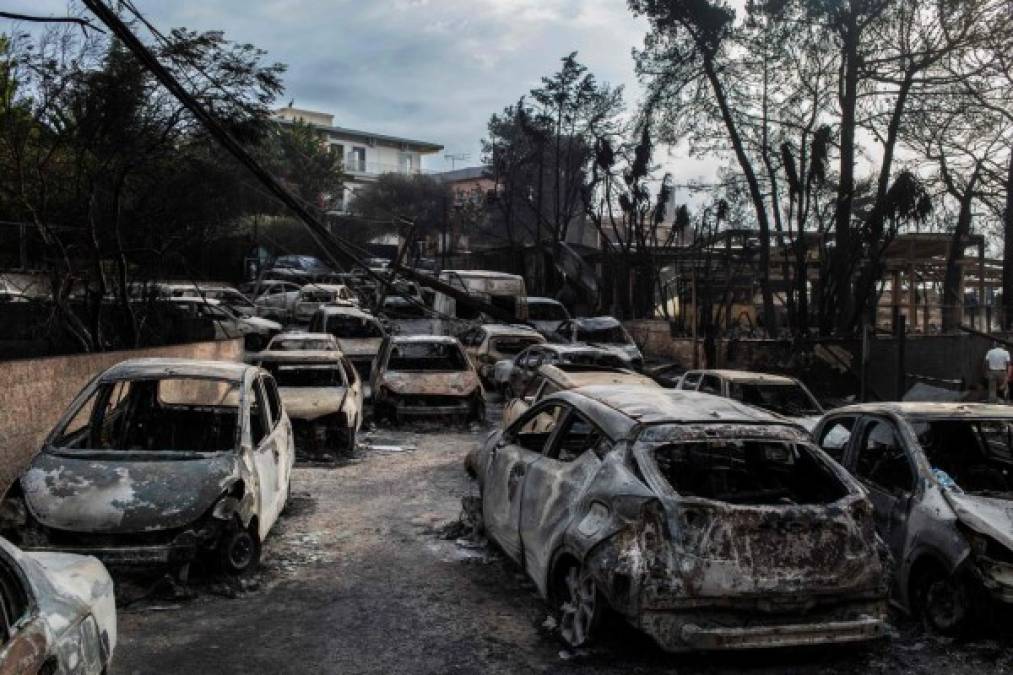 'Mati ya no existe más', lanzó el alcalde de Rafina, Evangélos Burnus, al precisar que 'más de mil edificaciones y 300 vehículos' sufrieron daños mientras en algunas zonas se veían las carcasas de los autos todavía humeando en esta zona rodeada de bosques de pino.