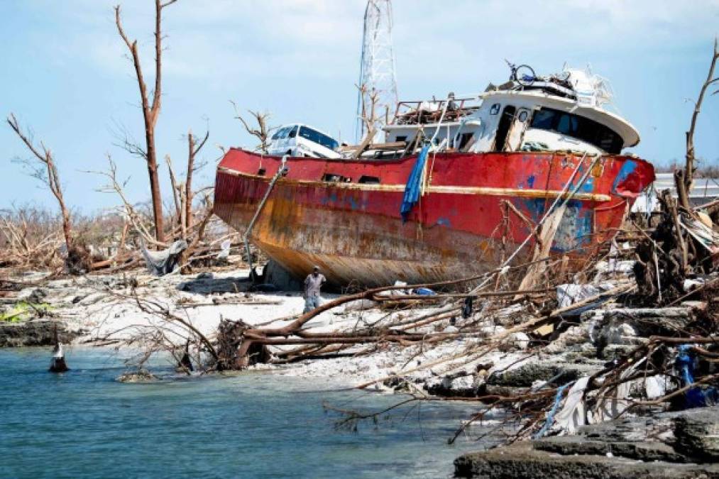 Y es que la extensión del daño en Bahamas comenzaba apenas a conocerse este jueves, a medida que los equipos de socorro lograban recorrer el área para rescatar sobrevivientes y llevar ayuda a las víctimas.