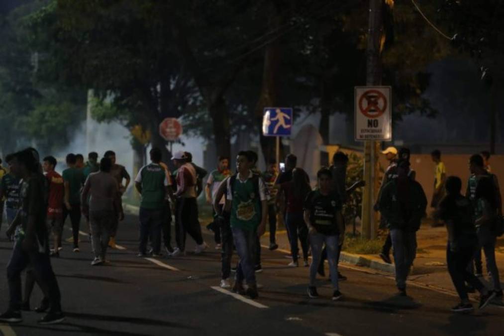 El gas lacrimógeno dispersó a los hinchas de ambos equipos.