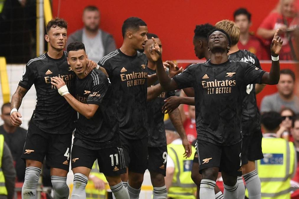 Jugadores del Arsenal celebran el gol de Bukayo Saka para el empate transitorio, 1-1.