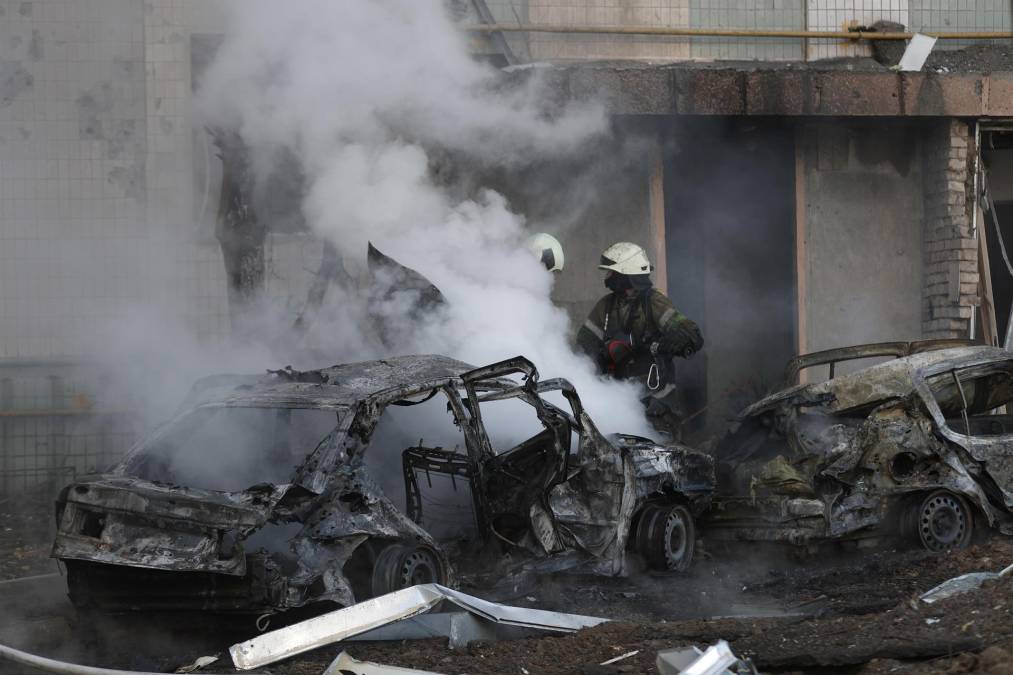 Durante la noche, fueron lanzados disparos contra 60 instalaciones militares, según autoridades ucranianas.
