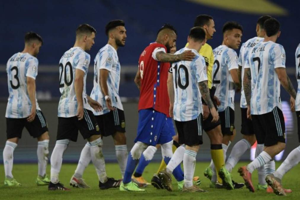 El astro argentino Lionel Messi fue compañero con Arturo Vidal en Barcelona. Los elogios entre ambos han sido una constante. En esta ocasión tuvieron un particular duelo que se reflejó en la cancha.<br/><br/>