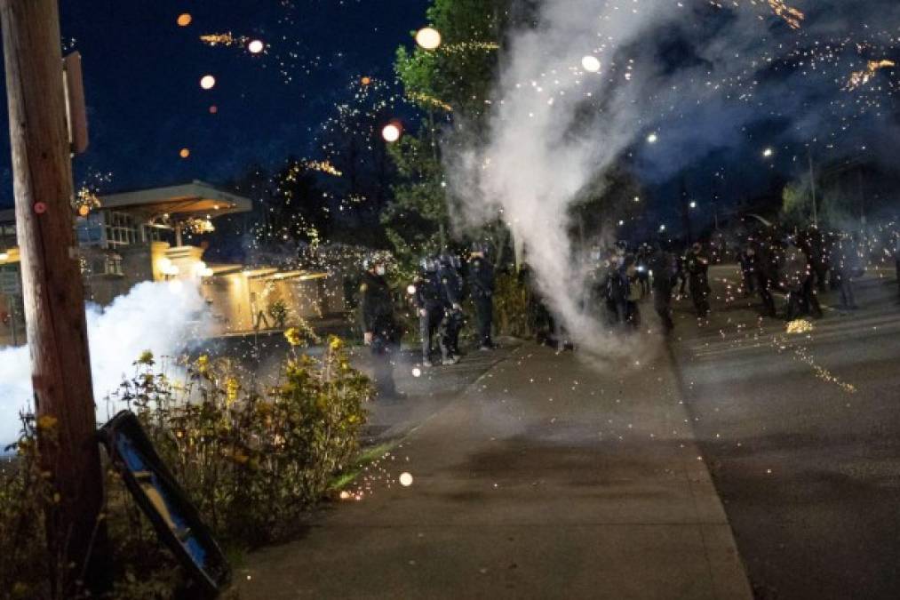 La policía disparó granadas lacrimógenas varias veces hacia los manifestantes y les ordenó dispersarse. En total, 40 personas fueron detenidas y varios miembros de las fuerzas de seguridad sufrieron heridas leves, según fuentes policiales.