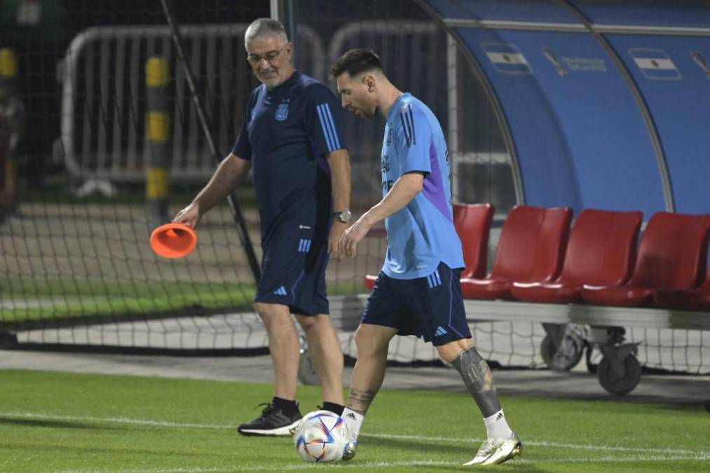 Sus compañeros comenzaron el entrenamiento colectivo y las alarmas se habían disparado ante la nueva ausencia de <b>Messi</b>, que no estaba inicialmente sobre el campo.