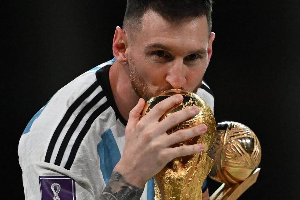El momento donde Messi besó a la Copa del Mundo.