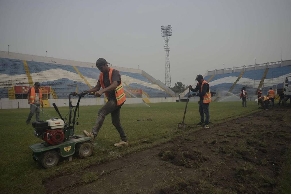 Los trabajados de la Gerencia de Deportes de San Pedro Sula ya avanzaron más de la mitad del campo.