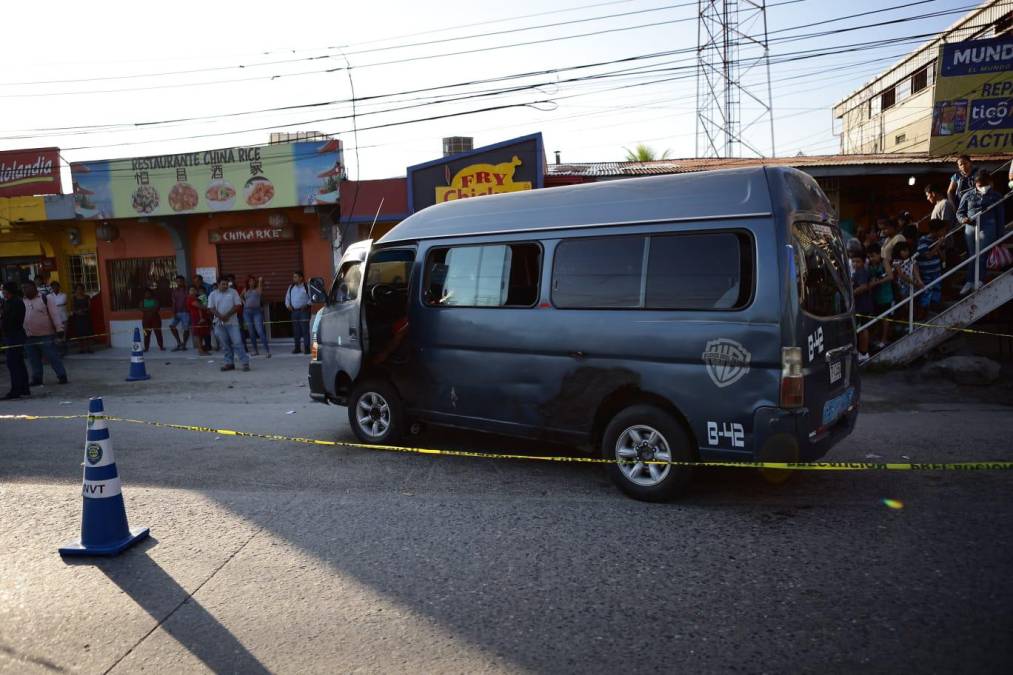 El ayudante quedó gravemente herido y mientras se desangraba fue trasladado de emergencia hacia un centro asistencial en San Pedro Sula. Su estado de salud es desconocido. Solo se supo que fueron identificados como “Anselmo” (el conductor” y “el Chino” (ayudante). No hay, por ahora, capturados por el crimen y se desconoce el móvil. 