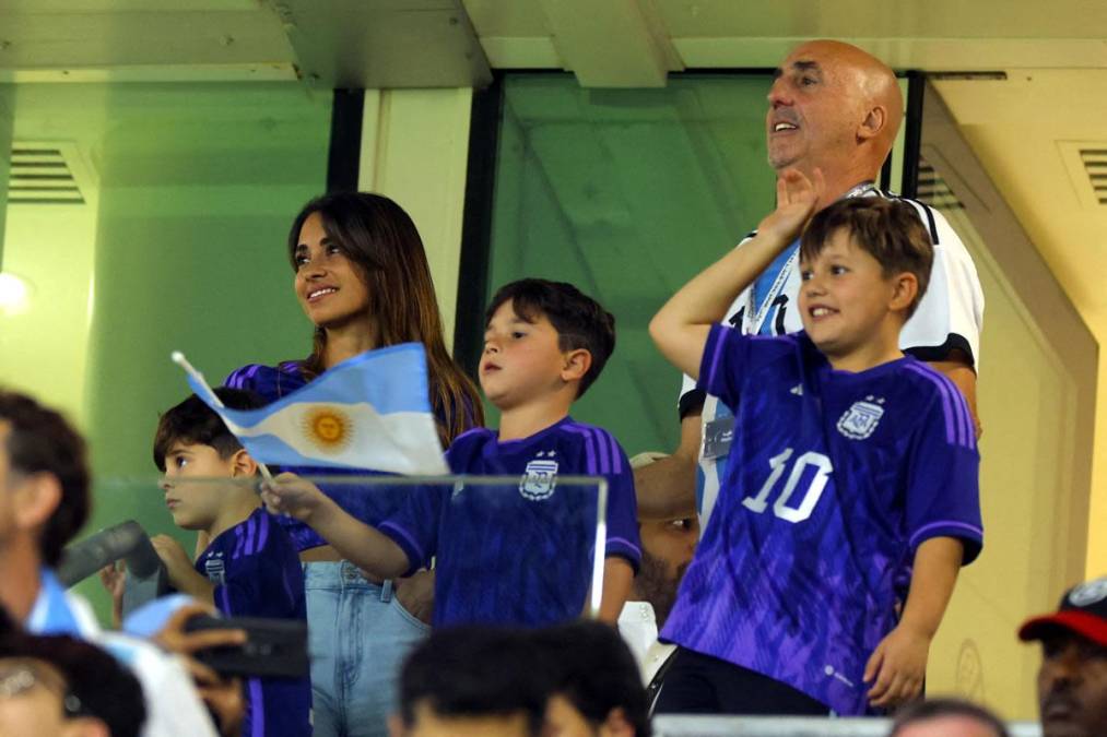 Los hijos de Leo Messi celebraron en el palco del Ahmad Bin Ali Stadium.
