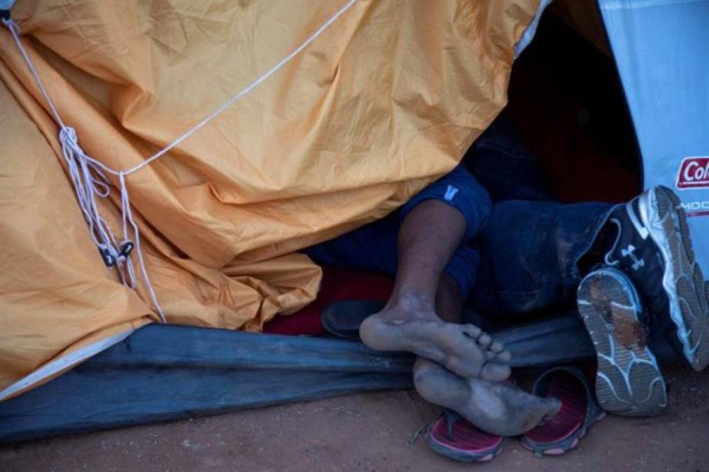 La organización Amnistía Internacional denunció ayer las condiciones insalubres de los migrantes en el albergue así como la escasez de alimentos y agua.