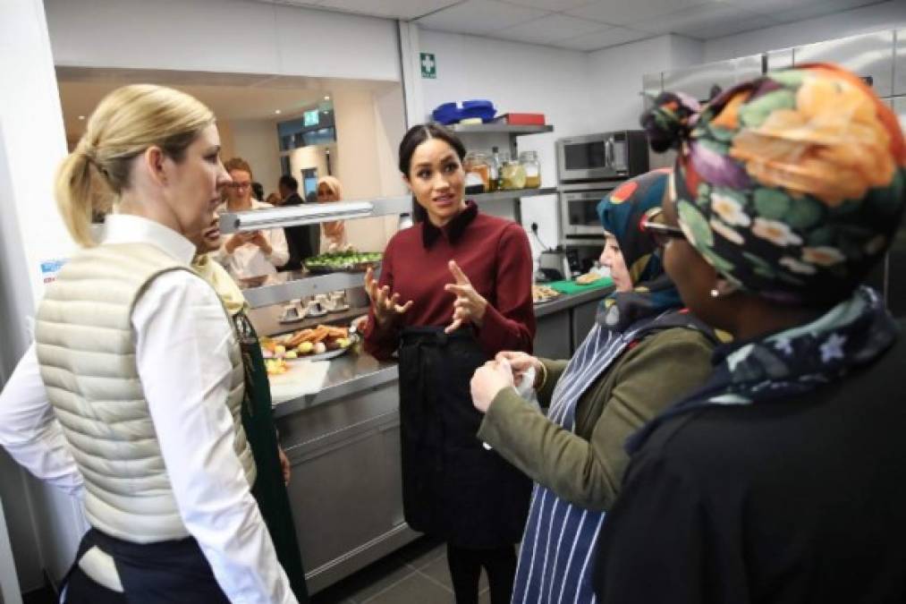 También la chef Clare Smyth se unió a los voluntarios en la cocina, una amiga de Meghan.<br/><br/>Las personas involucradas en la cocina son 'increíbles', dijo Smyth, durante su primera visita a 'The Hubb Community Kitchen'.<br/>