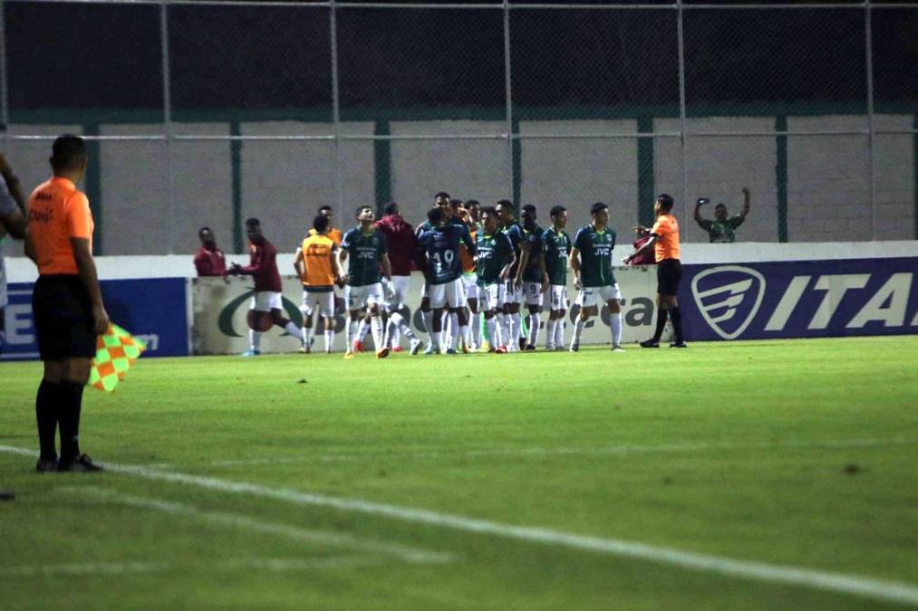 Jugadores del Marathón celebrando el primer gol marcado por Luis Vega contra el Motagua.