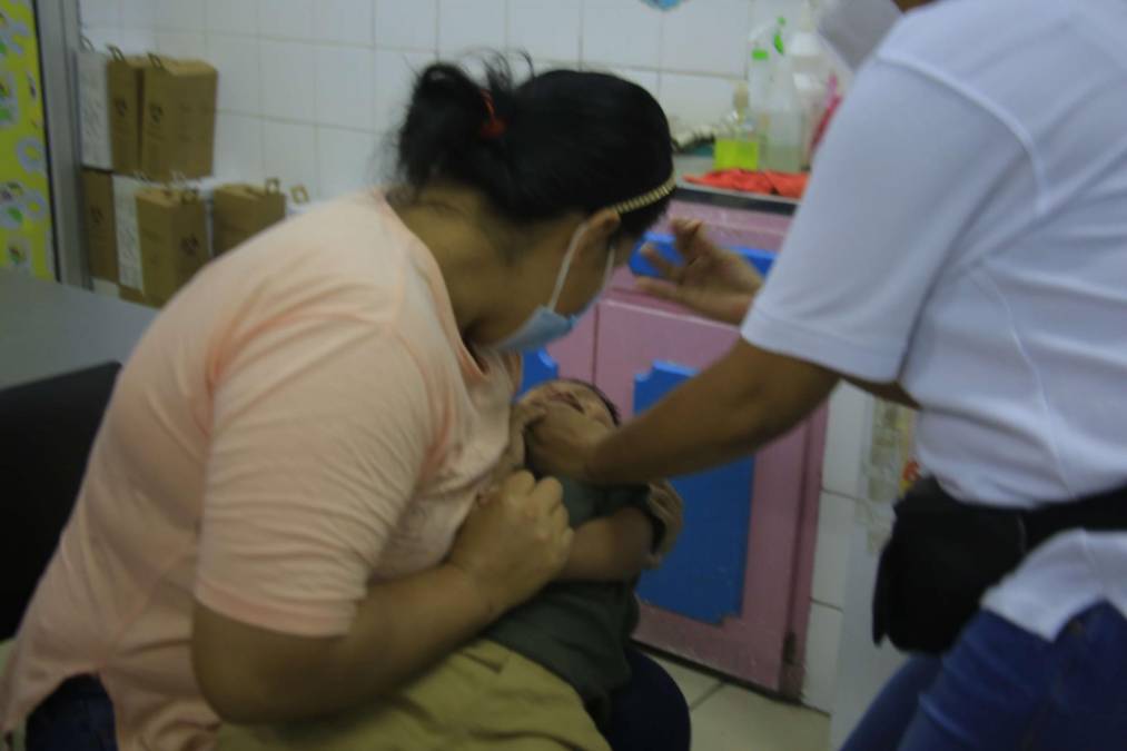 Cientos de madres llevaron a sus hijo a ser vacunados con primeras dosis y refuerzos. 