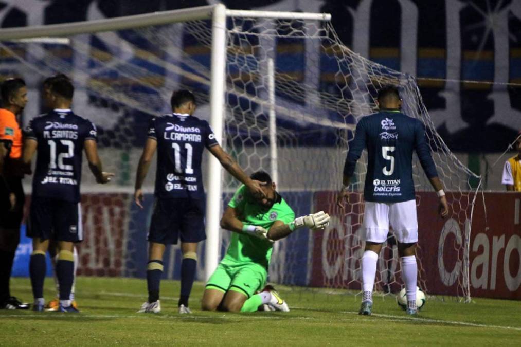 César Samudio pidió una falta en su área por un golpe.