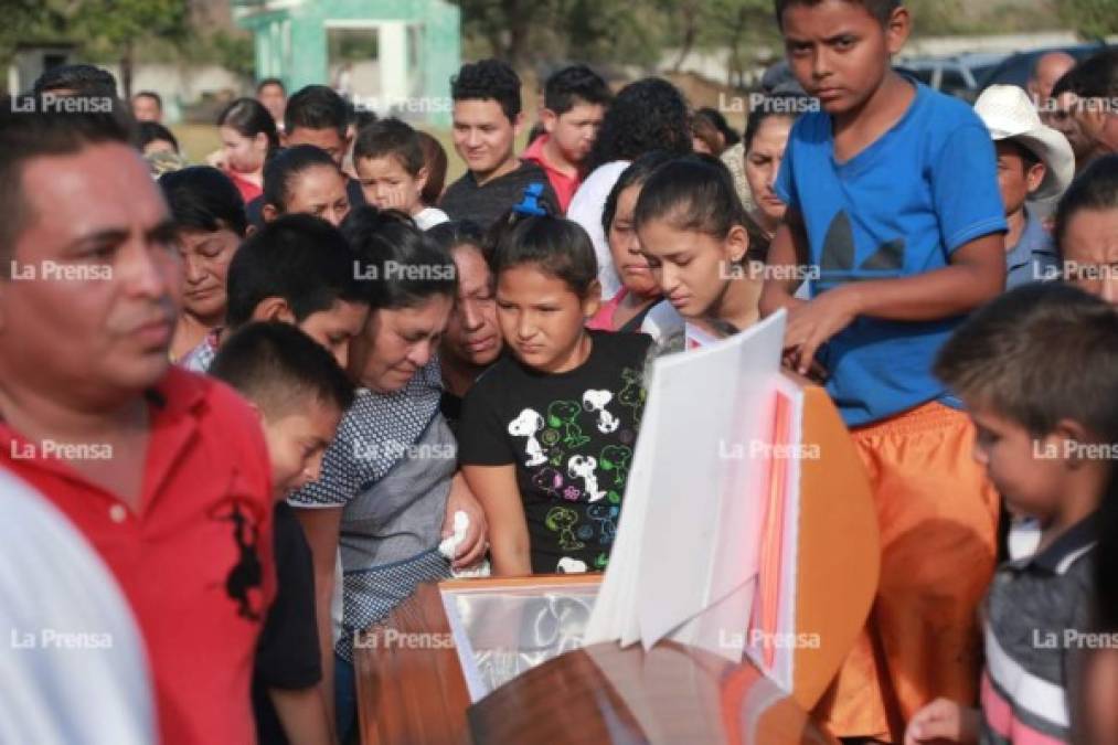 La joven Enamorado falleció el pasado domingo en la colonia Los Naranjos del sector El Petril del municipio de Santa Bárbara (zona occidente), tras caer de 40 metros de altura.<br/>