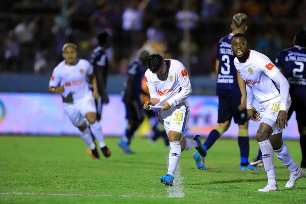 Michaell Chirinos, tras asistencia de Germán ‘Patón’ Mejía, liquidó al Motagua con el 2-0 del Olimpia.