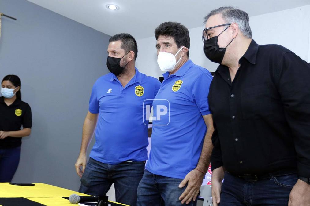 Héctor Vargas posando en su presentación con el Real España junto a Javier Delgado y Jesús Yacamán.