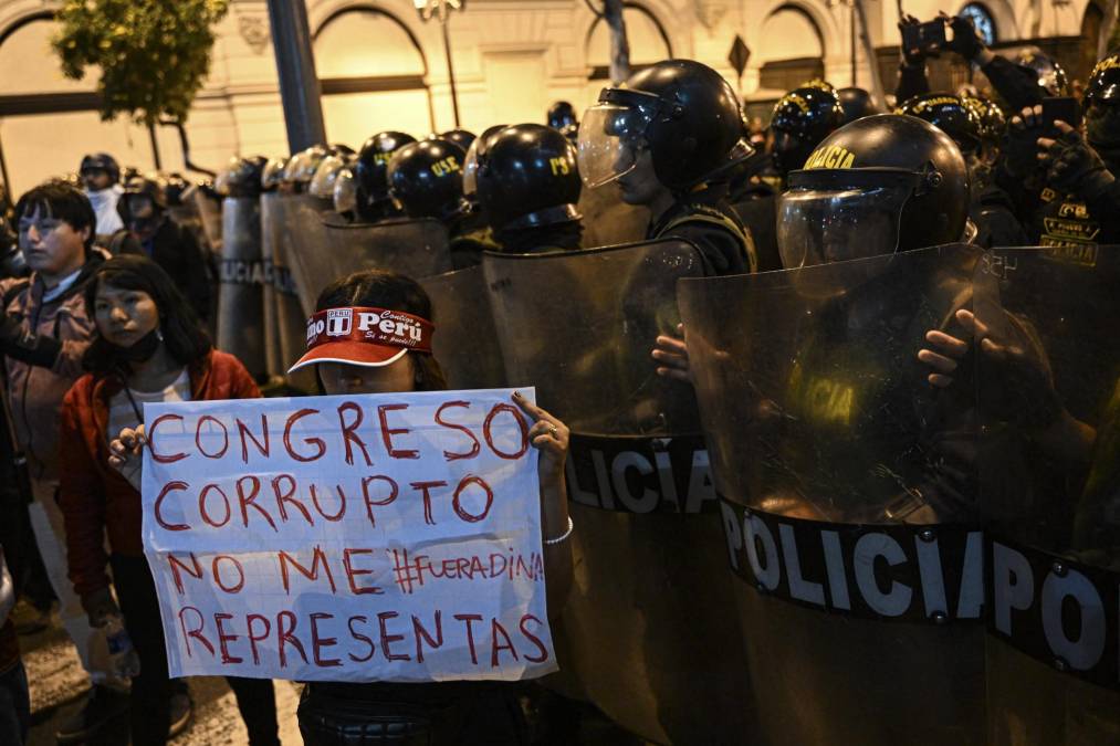 La defensora del Pueblo, Eliana Revollar, confirmó que ha aumentado a siete la cifra de fallecidos en algo más de 24 horas en los enfrentamientos entre la Policía y manifestantes que piden la renuncia de Boluarte y el cierre del Congreso, que destituyó al expresidente Pedro Castillo después de anunciar un autogolpe de Estado.