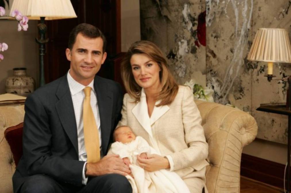 El 31 de octubre de 2005, los príncipes de Asturias daban la bienvenida a su primera hija, Leonor, hoy la primera en la línea de sucesión en la Corona española. <br/><br/>En la imagen, su primera foto de familia oficial tras haber abandonado la clínica Ruber Internacional de Madrid.<br/><br/>