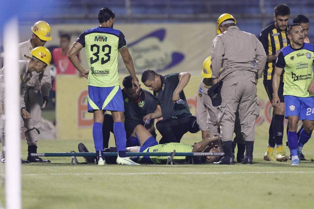 David Mendoza es atendido por el cuerpo médico del Olancho FC.
