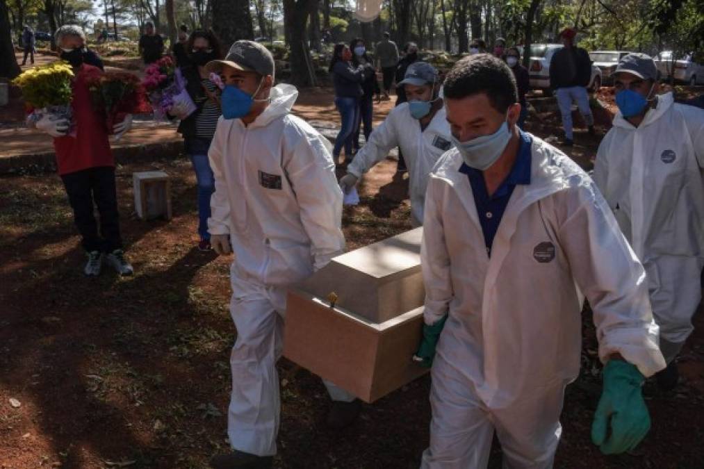 Para atender la demanda, el cementerio recibió un refuerzo de empleados. Todos los que tienen contacto directo con los ataúdes deben llevar los monos blancos que contrastan con la tierra rojiza.