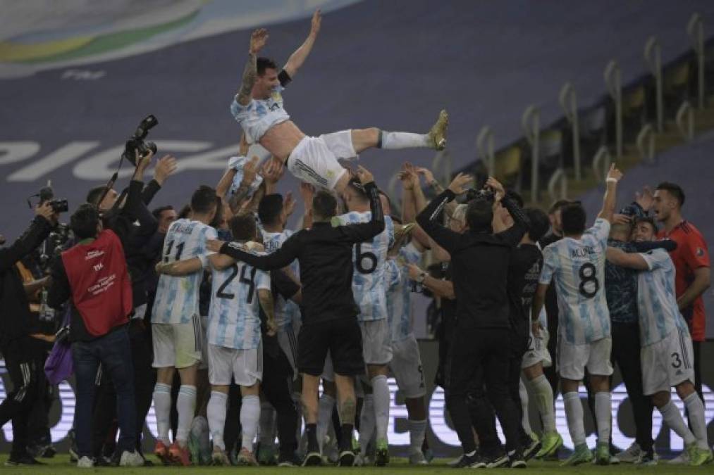Lionel Messi fue manteado por todo el plantel de la albiceleste.