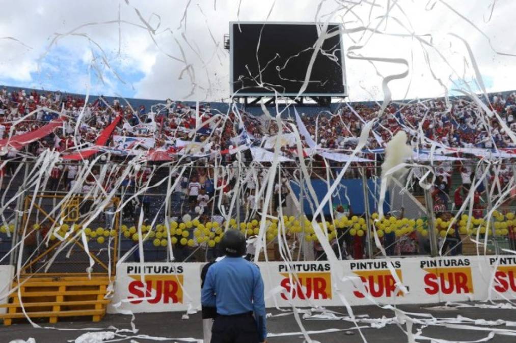 Ambientazo de los aficionados del Olimpia antes del inicio del partido.