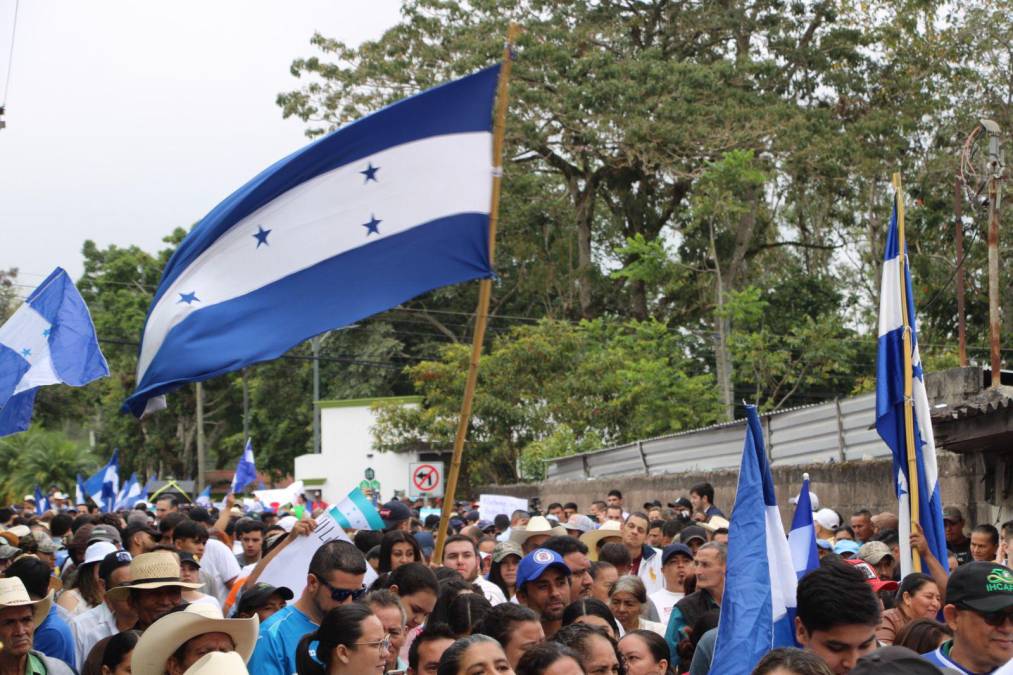 “Hicimos un llamado a la ciudadanía del occidente, tal como lo haremos en otras regiones del país, porque Honduras quiere paz, desarrollo económico y nos están llevando por una ruta equivocada que nos trae solo miseria”, manifestó. 